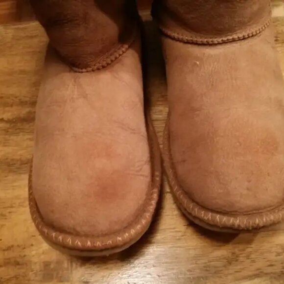 UGG Classic Sheepskin Women's Winter Boots - Size 6 - Picture 3 of 4